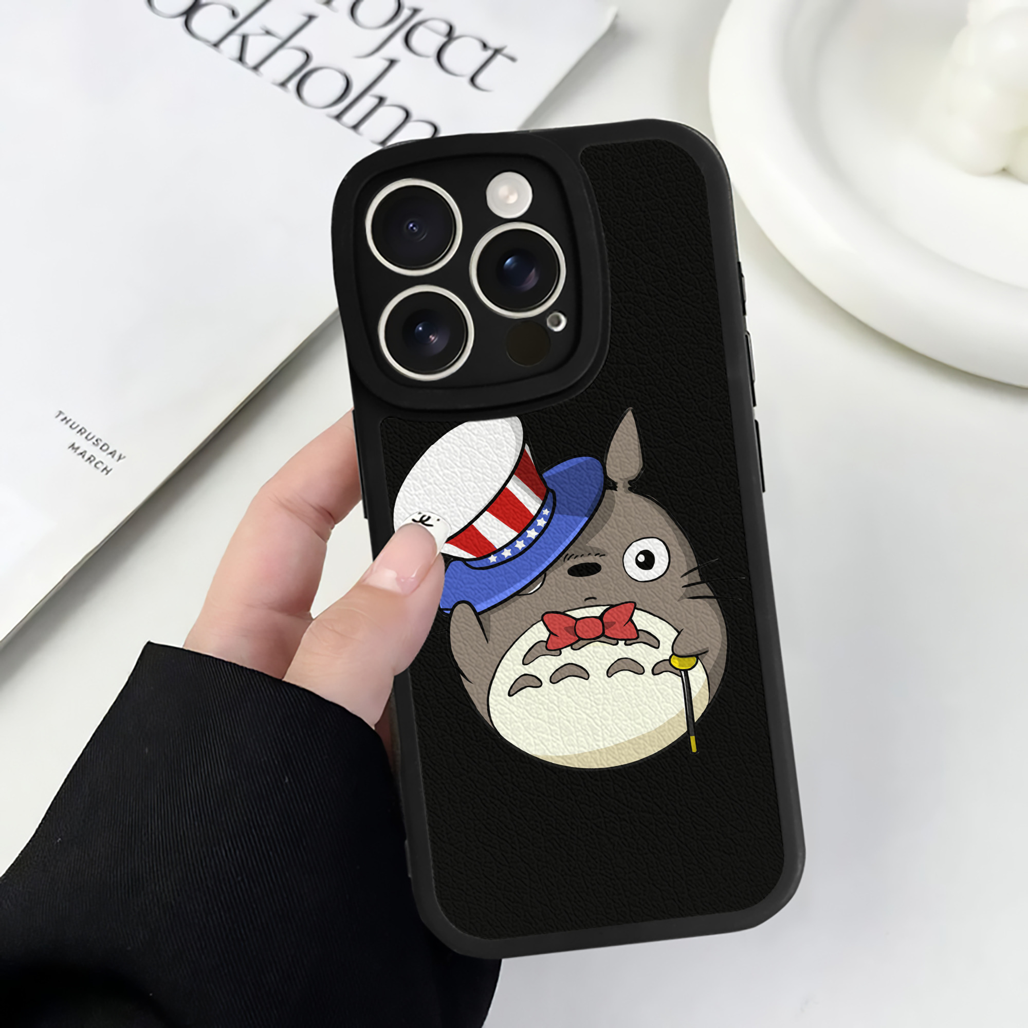 （画像用） となりのトトロ 草壁メイ 草壁サツキ My Neighbor Totoro Satsuki Kusakabe Mei Kusakabe 【iPhone 16シリーズ対応】シリコンスマホケース（レザー調） 材質：シリコン